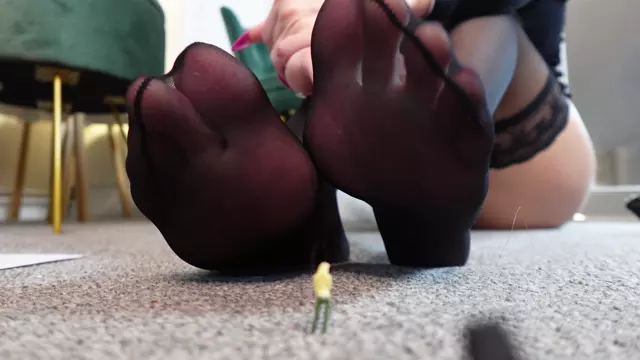 Poster: MissesDiscreets - - Work review turned Giantess worship session -Handpicked Jerk-Off Instruction