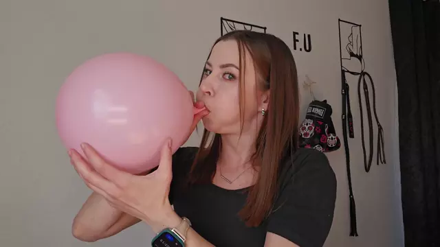 Poster: Lana Blade - - 10 MINUTES BALLOON BLOWING CHALLENGE