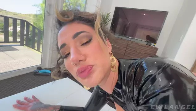 Poster: Diva - Arabelle Raphael - Arabelle Raphael Fuck & Foot Fetish SD 625.8 MB