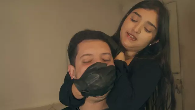 Poster: Mysterious Lola Mistress Get emotion from handjob