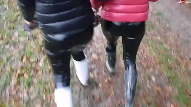 Poster: - Shinylady2015 - 2 Girls - Sneaker werden erledigt In Gummistiefeln spielen wir Fus... Poster: - Shinylady2015 - 2 Girls - Sneaker werden erledigt In Gummistiefeln spielen wir Fus...