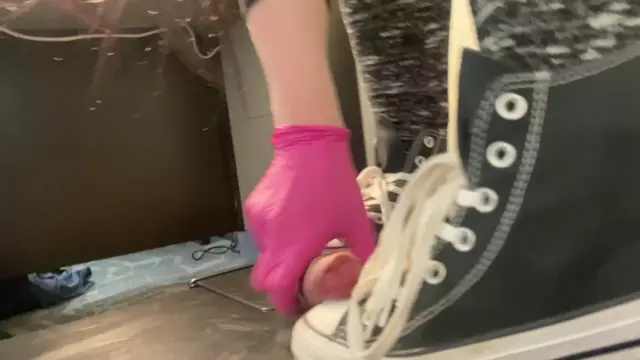 Poster: Sneaker Ballbusting - - - The Queen Daeva Ballbusing Part 1